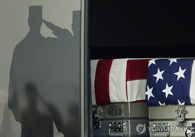 1일(현지시간) 쿠웨이트 슈아이바의 미군 기지에 떨어진 이란 공격으로 숨진 미군 병사들의 유해 [UPI=연합뉴스 자료사진. 재판매 및 DB 금지]