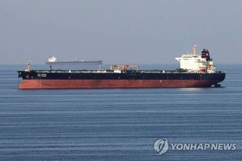 호르무즈 해협 통과하는 유조선 [로이터 연합뉴스 자료사진. 재판매 및 DB 금지]