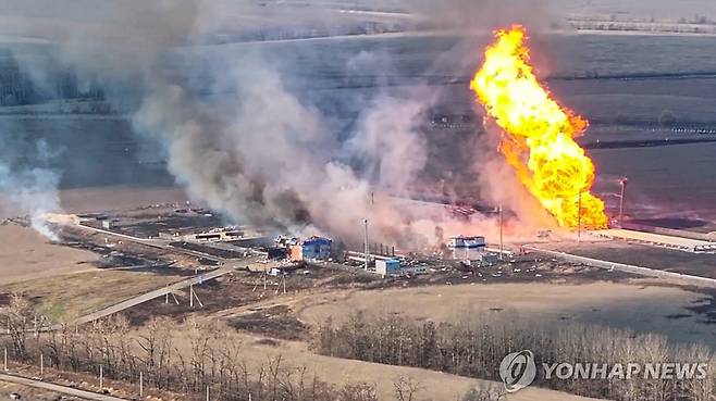 러시아 에너지 인프라에 공습 2025년 3월 28일 우크라이나가 고속기동포병로켓시스템(하이마스·HIMARS)으로 러시아 쿠르스크 수자의 가스계측 시설을 공격해 대형 화재가 난 모습. [타스 연합뉴스 자료사진. 재판매 및 DB 금지]