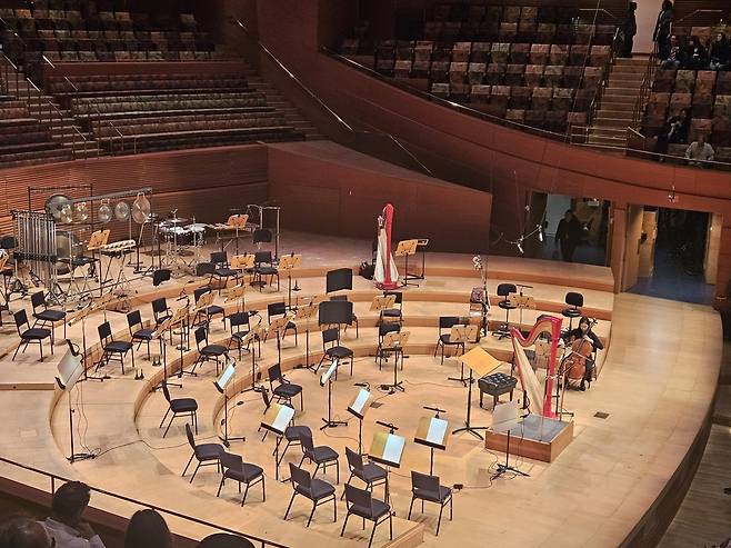 하프 두 대가 배치된 무대 [촬영 김경윤. 재판매 및 DB 금지]