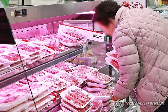 농식품부, '삼겹살데이' 맞아 3월 돼지고기 할인 지원 (서울=연합뉴스) 진연수 기자 = 농림축산식품부는 3월 3일 이른바 '삼겹살데이'를 맞아 먹거리 물가 안정을 위해 이달 한돈 할인 지원을 추진한다. 농식품부는 한돈 자조금을 활용해 대표 부위인 삼겹살과 목살을 전국 대형마트와 농협 하나로마트, 온라인몰 등에서 최대 50% 저렴하게 판매한다.
사진은 3일 서울의 한 대형마트에서 돼지고기를 고르는 시민 모습. 2026.3.3 jin90@yna.co.kr
