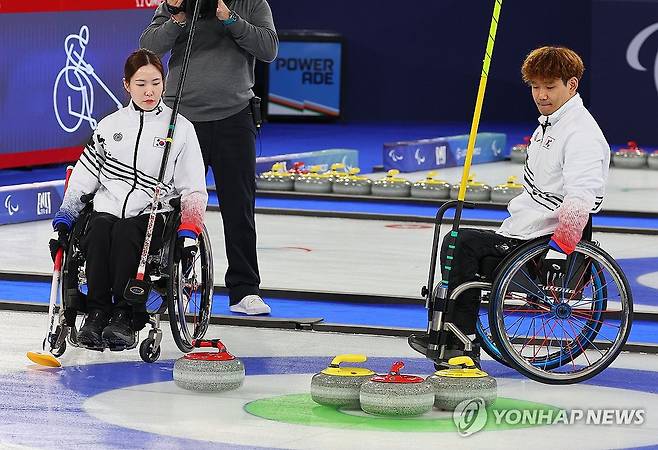 '머리 속엔 스톤 생각뿐' (코르티나담페초=연합뉴스) 한종찬 기자 = 11일(현지시간) 이탈리아 코르티나 컬링 올림픽 스타디움에서 열린 2026 밀라노·코르티나담페초 동계 패럴림픽 휠체어컬링 믹스더블 결승 대한민국 대 중국의 경기. 이용석과 백혜진이 스톤의 위치를 살피고 있다. 2026.3.12 saba@yna.co.kr