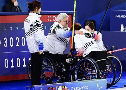 은메달이 확정되고 선수들을 축하하는 박길우 감독 [대한장애인체육회 제공. 재판매 및 DB 금지]