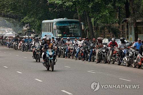 방글라데시 수도 다카 주유소 앞에 줄 선 오토바이 운전자들 [로이터 연합뉴스. 재판매 및 DB 금지]
