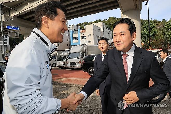 인사하는 장동혁 대표와 오세훈 서울시장 (서울=연합뉴스) 김인철 기자 = 24일 서울 노원구 상계5 재정비촉진구역을 찾은 국민의힘 장동혁 대표와 오세훈 서울시장이 인사하고 있다. 2025.10.24 [공동취재] yatoya@yna.co.kr