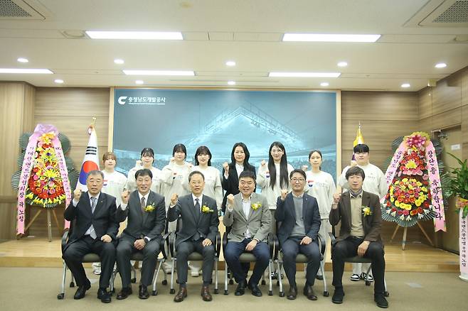 충남개발공사 여자 핸드볼 창단식. 앞줄 왼쪽에서 두 번째가 강재원 감독. [충남개발공사 제공. 재판매 및 DB 금지]