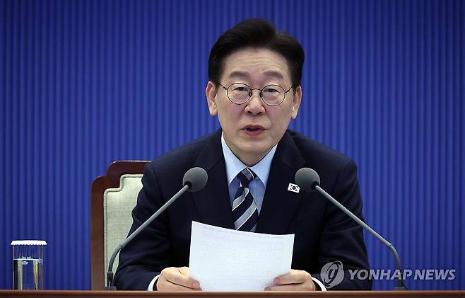 이재명 대통령, 수석보좌관회의 발언 (서울=연합뉴스) 한상균 기자 = 이재명 대통령이 12일 청와대에서 열린 수석보좌관회의에서 발언하고 있다. 2026.3.12