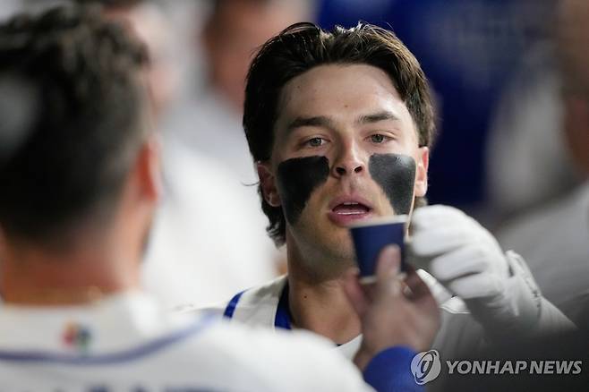 홈런을 치고 에스프레소를 받은 이탈리아 앤드루 피셔 [AP=연합뉴스]