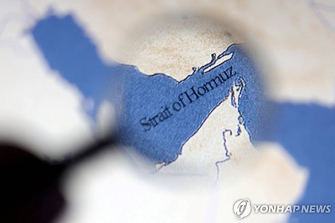 유가 급등의 원인으로 지목되는 호르무즈 해협  [로이터=연합뉴스 재판매 및 DB 금지]