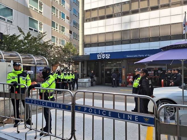12일 오후 영등포구 여의도동 더불어민주당 당사 앞으로 출동한 경찰. [촛불행동 제공. 재판매 및 DB 금지]