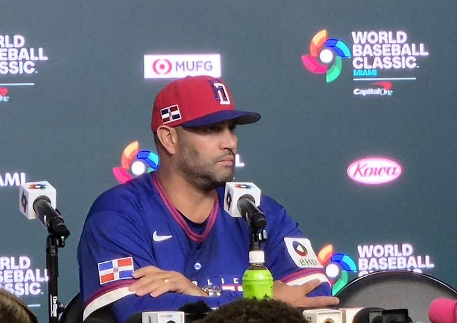 기자회견에 참석한 도미니카공화국 앨버트 푸홀스 감독 (마이애미=연합뉴스) 김경윤 기자 = 도미니카공화국 앨버트 푸홀스 감독이 미국 플로리다주 마이애미 론디포 파크에서 열린 WBC 조별리그 D조 마지막 경기에서 베네수엘라전에서 승리한 뒤 한국과 8강전과 관련한 질문을 듣고 있다. 2026.3.12. cycle@yna.co.kr