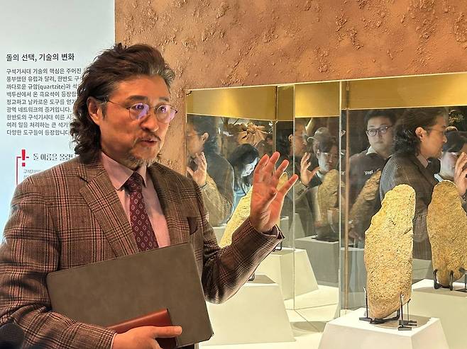 초대형 주먹찌르개 설명하는 이한용 관장      (연천=연합뉴스) 김예나 기자 = 12일 이한용 전곡선사박물관장이 현재까지 국내외 학계에 보고된 양면석기 가운데 가장 크고 무거운 것으로 알려진 대형 주먹찌르개를 설명하고 있다. 2026.3.12
    yes@yna.co.kr