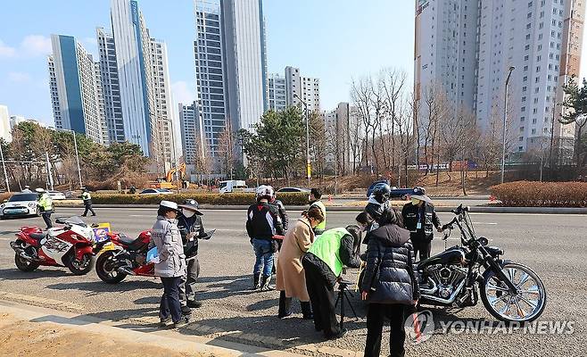 청라하늘대교 통행 이륜차 소음 특별단속 (인천=연합뉴스) 임순석 기자 = 12일 인천 중구 청라하늘대교 인근 하늘대로에서 인천중부경찰서, 중구청, 한국교통안전공단 관계자들이 이륜차 소음 합동단속을 하고 있다. 
   지난 1월 초 개통한 청라하늘대교(제3연륙교)는 영종국제도시와 내륙을 잇는 해상교량으로 이륜차(오토바이) 통행이 허용되면서 영종도 주민들의 이륜차 소음 민원이 이어지고 있다. 2026.3.12 soonseok02@yna.co.kr