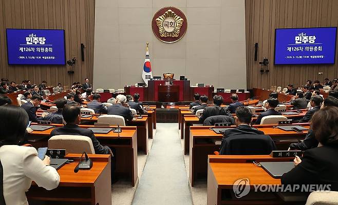 의원총회, 발언하는 한병도 원내대표 (서울=연합뉴스) 배재만 기자 = 더불어민주당 한병도 원내대표가 12일 국회에서 열린 의원총회에서 발언하고 있다. 2026.3.12 scoop@yna.co.kr