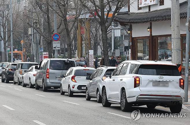 도로에도 생긴 주유 대기줄 (서울=연합뉴스) 김성민 기자 = 정부가 석유 최고가격제를 검토 중인 12일 서울 노원구 한 주유소에 차량들이 몰려 있다. 
     12일 한국석유공사 유가정보시스템 오피넷에 따르면 해당 주유소는 오후 2시 기준 보통휘발유 가격이 리터당 1769원으로 서울 최저가를 기록했다. 2026.3.12 ksm7976@yna.co.kr