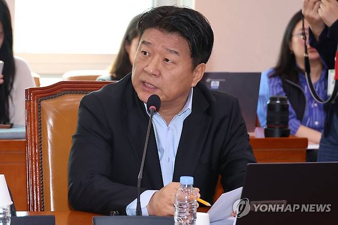 김건희 근정전 용상 착석 의혹 추궁하는 양문석 의원 (서울=연합뉴스) 김주성 기자 = 더불어민주당 양문석 의원이 22일 서울 여의도 국회에서 열린 문화체육관광위원회의 국립중앙박물관, 국립중앙도서관 등에 대한 국정감사에서 정용석 국립박물관문화재단 사장에게 김건희 여사의 경복궁 근정전 용상 착석 의혹에 관해 추궁하고 있다. 2025.10.22 utzza@yna.co.kr