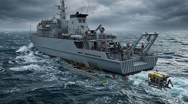 소해함이 해상에서 기뢰를 탐지하고 제거하는 소해 작전 현장 모습