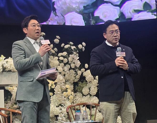 김현욱 아나운서와 윤준호 작가의 북토크가 이어지고 있다.                                                사진 한성일 기자