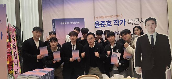 윤준호 작가의 세종대 제자들이 윤 작가와 기념촬영하고 있다.                            사진 한성일 기자