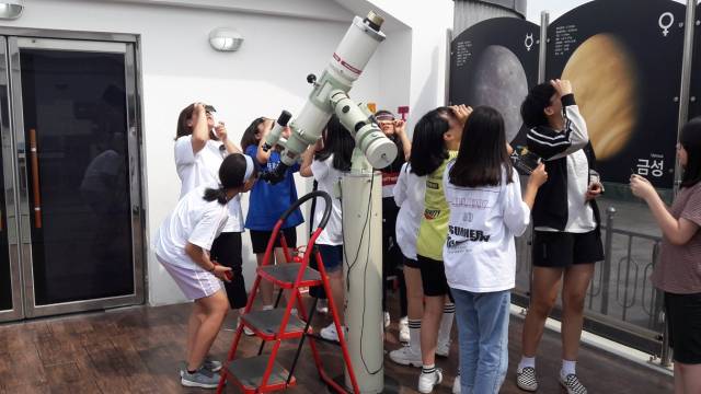 류방택천문기상과학관에서 아이들이 별을 관측하는 모습. 서산시 제공