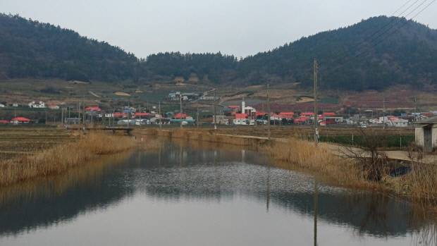 이흑암리 전경. 마을 지붕도 빨갛게 채색돼 있다