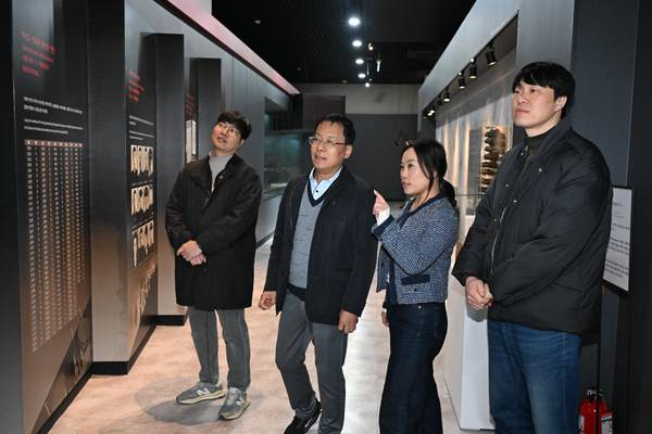 창원시 마산회원구 구암동 국립3.15민주묘지 내 3.15기념관에 작품을 설치한 작가들과 이성철(왼쪽 두 번째) 국립3.15민주묘지 관리소장이 대화하고 있다./ 김구연 기자