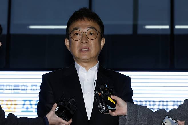 음주운전을 시인한 배우 이재룡이 10일 오후 서울 강남경찰서 교통조사계에서 피의자 신분으로 조사를 받고 나와 입장을 표명하고 있다. 이 씨는 지난 6일 오후 11시쯤 서울 지하철 9호선 삼성중앙역 인근에서 차량을 몰다 중앙분리대를 들이받고 도주한 혐의를 받는다. 뉴스1