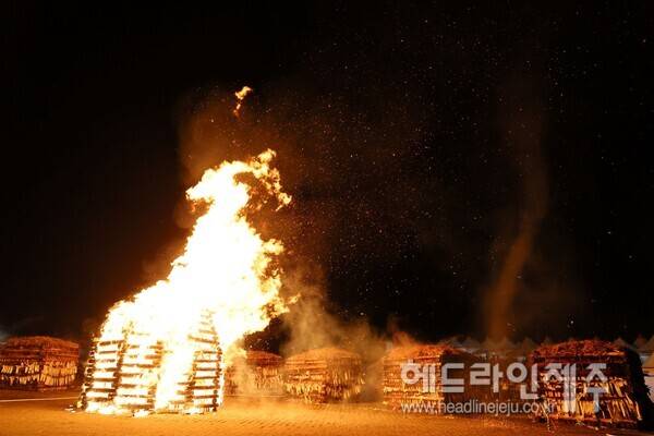 14일 열린 2026 제주들불축제 '달집 태우기'