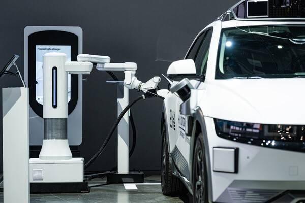 전기차&nbsp;자동&nbsp;충전&nbsp;로봇&nbsp;활용한&nbsp;아이오닉&nbsp;5&nbsp;로보택시&nbsp;충전&nbsp;시연 [출처=현대차그룹]