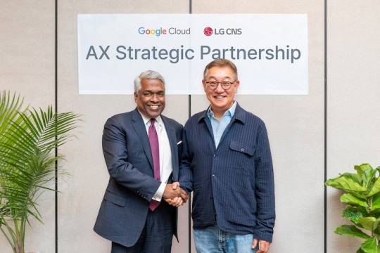 지난 2025년 4월 현신균 LG CNS 대표(오른쪽)와 토마스 쿠리안 구글 클라우드 CEO가 아시아태평양지역 및 미주지역에서의 클라우드 기반 AX사업 다각화에 대해 논의 후 기념사진을 촬영하고 있는 모습. /사진=LG CNS