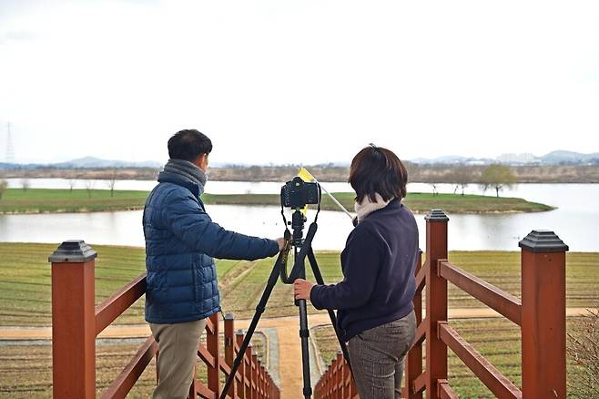 남도풍경연구소가 관광 콘텐츠 확충을 위해 영산강을 바라보고 있다. /사진=나주시