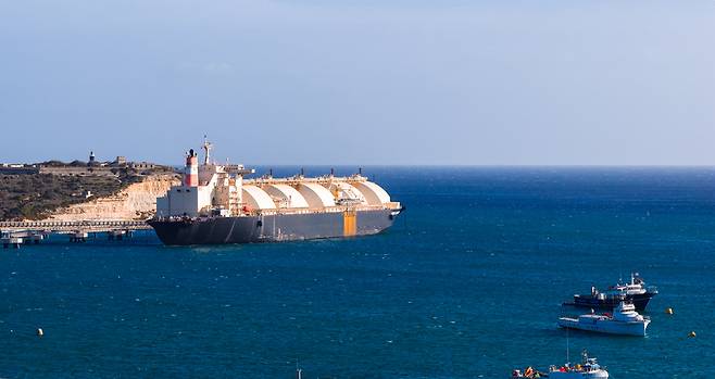 사우디아라비아 국영 해운사 바흐리(Bahri)가 유조선 싹쓸이에 나섰다. LNG 운반선이 해협을 건너고 있다.(사진=모션엘리먼츠)