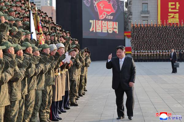 김정은&nbsp;국무위원장이 27일 노동당 제9차 대회 기념 열병식 참가부대 지휘관,병사들과 기념사진을 찍었다고 조선중앙통신이 28일 보도했다. 2026.2.28. 연합뉴스