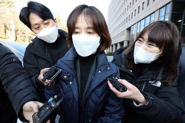 2020년 12월 1일 윤석열 검찰총장에 대한 징계 심의 전날에 박은정 감찰담당관이 윤 총장에 대한 감찰 타당성을 검토하는 법무부 감찰위원회 회의에 참석해 의견진술을 마친 정부과천청사 법무부 청사를 나서고 있다. 2020.12.1. 연합뉴스