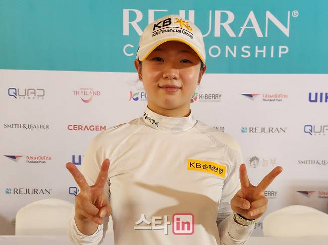 2026년 KLPGA 투어 루키로 데뷔하는 이지민이 12일 태국에서 열린 리쥬란 챔피언십 개막에 앞서 손으로 V자를 그리며 선전을 다짐하고 있다. (사진=이지민 선수 본인제공)