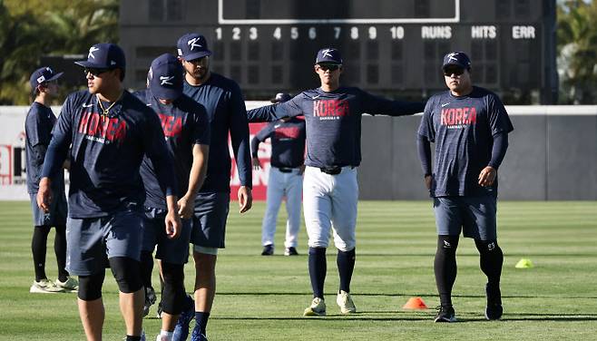 WBC 8강전 경기를 앞둔 한국 야구대표팀 선수들이 12일(현지시간) 미국 플로리다주 마이애미 FIU 베이스볼 스타디움에서 훈련을 하고 있다. 사진=연합뉴스