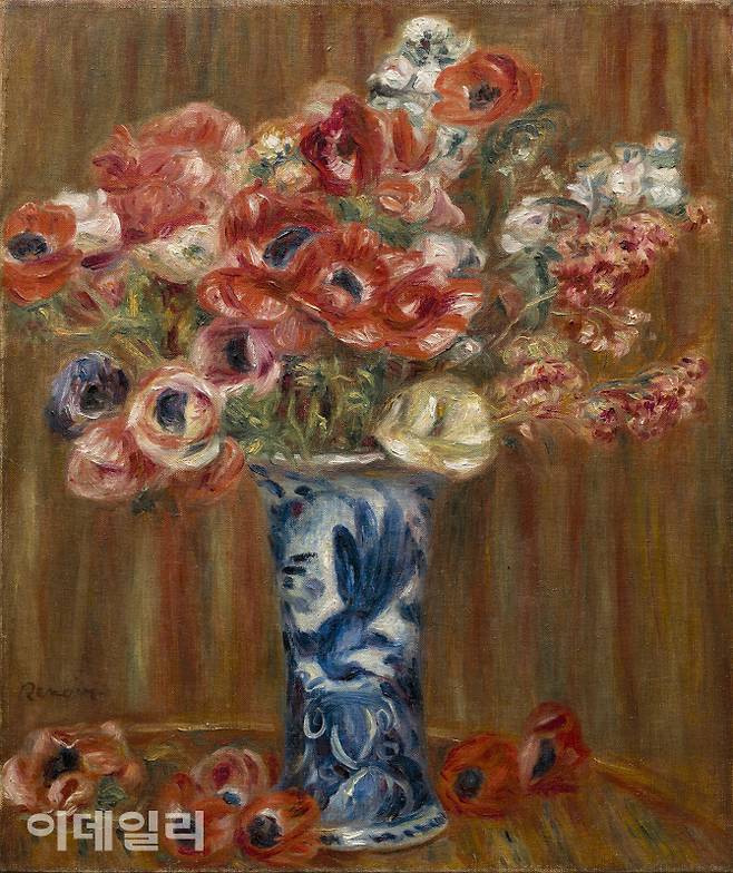 오귀스트 르누아르 ‘델프트화병에 담긴 아네모네’(1910). 병마로 나날이 쇠약해지는 생의 후반으로 갈수록 대작이 어려웠던 르누아르는 작은 꽃그림을 수없이 그렸다. 장미·튤립 등 다양했지만 그 중 정원에 핀 아네모네, 그 아네모네를 꺾어 화병에 꽂아둔 정물화가 유독 많다. 빛이 닿을 때 본래 가진 색채들이 꽃향처럼 진동하는 순간을 포착하고자 했다. 캔버스에 유채, 55.6×46.7㎝. 개인 소장.