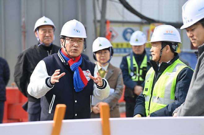 이현재 하남시장이 13일 성원애드피아 사옥 건립현장을 찾아 공사 관계자들로부터 애로사항을 청취하고 있다.(사진=하남시)