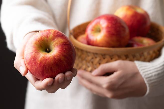 식이 섬유, 비타민, 플라보노이드가 풍부한 사과는 간을 해독하는 데 도움이 되는 식품으로 꼽힌다. 사진=게티이미지뱅크