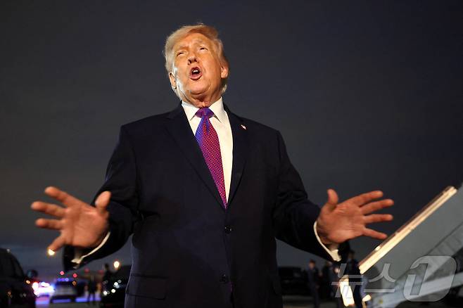 도널드 트럼프 미국 대통령이 11일(현지시간) 메릴랜드주 앤드루스 합동기지에 도착해 취재진과 인터뷰하고 있다. 2026.3.11 ⓒ 로이터=뉴스1