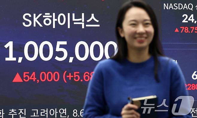 코스피가 종가 기준 최고치를 갱신한 24일 서울 중구 우리은행 본점 딜링룸 전광판에 하이닉스 종가가 표시되어 있다. 2026.2.24 ⓒ 뉴스1 최지환 기자