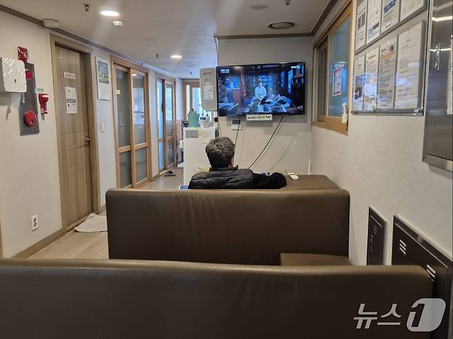 미소꿈터 이용자가 소파에서 휴식을 취하고 있다. 2026.3.12/뉴스1 조유리 기자
