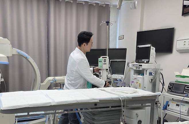 유제혁 원장이 수술실에서 AI 기반 마취 모니터링 시스템에 대해 설명하고 있다. ⓒ 뉴스1