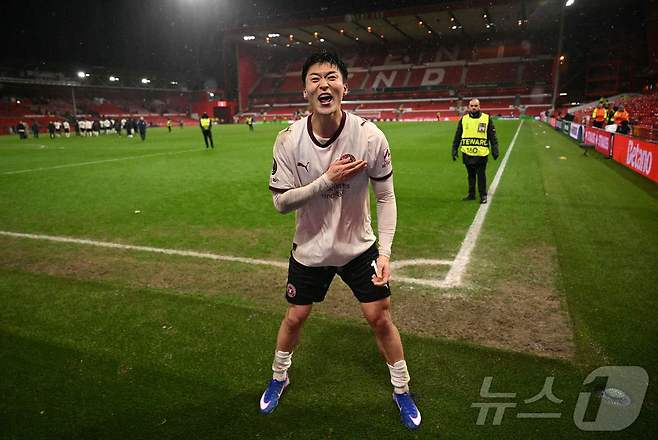 조규성인 13일(한국시간) 영국 노팅엄의 더 시티 그라운드에서 열린 노팅엄 포레스트와 2025-26 UEL 16강 1차전에서 승리한 뒤 기뻐하고 있다. ⓒ AFP=뉴스1