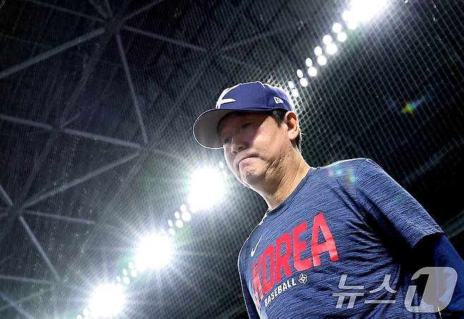 대한민국 야구 대표팀 류지현 감독이 12일 오후(현지시간) 미국 플로리다주 마이애미 론디포파크에서 열린 2026 월드베이스볼클래식(WBC) 공식훈련을 위해 그라운드로 나서고 있다. 2026.3.13 ⓒ 뉴스1 구윤성 기자