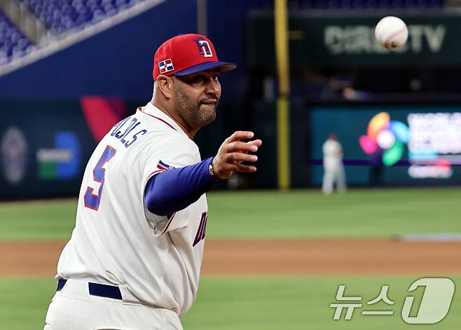 앨버트 푸홀스 도미니카공화국 감독이 12일 오후(현지시간) 미국 플로리다주 마이애미 론디포파크에서 2026 월드베이스볼클래식(WBC) 8강전을 하루 앞두고 선수들의 훈련을 돕고 있다. 2026.3.13 ⓒ 뉴스1 구윤성 기자