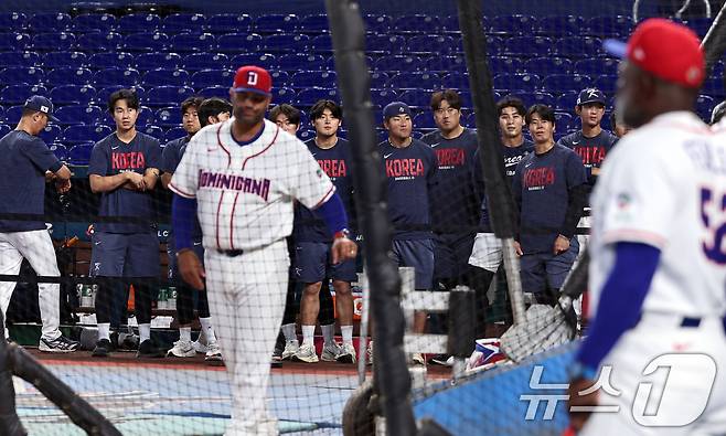 대한민국 야구 대표팀이 12일 오후(현지시간) 미국 플로리다주 마이애미 론디포파크에서 2026 월드베이스볼클래식(WBC) 공식훈련을 앞두고 8강전 상대인 도미니카공화국의 공식훈련을 지켜보고 있다. 2026.3.13 ⓒ 뉴스1 구윤성 기자