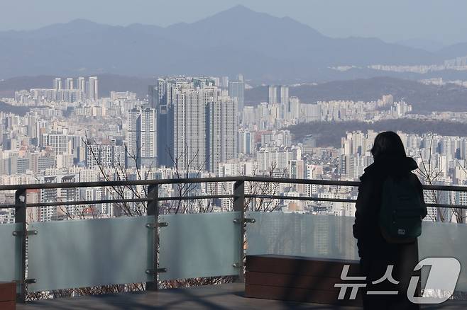 서울 중구 남산에서 아파트 단지가 보이고 있다.  2026.2.25 ⓒ 뉴스1 이광호 기자