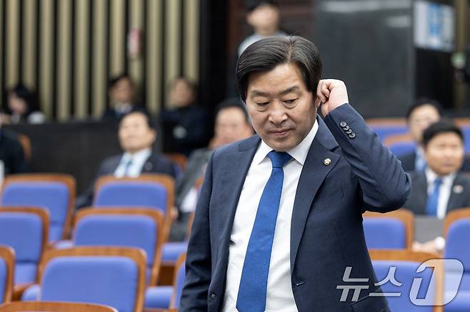 지난 2월 24일 서울 여의도 국회에서 열린 더불어민주당 의원총회에서 황명선 의원이 자리로 향하고 있다. 2026.2.24 ⓒ 뉴스1 이승배 기자