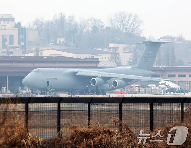 경북 성주에 있는 사드(THAAD·고고도미사일방어체계) 발사대가 반출된 것으로 알려진 가운데 지난 11일 경기 평택시 주한미군 오산공군기지에 C-5 수송기가 계류되어 있다.2026.3.11 ⓒ 뉴스1 김영운 기자